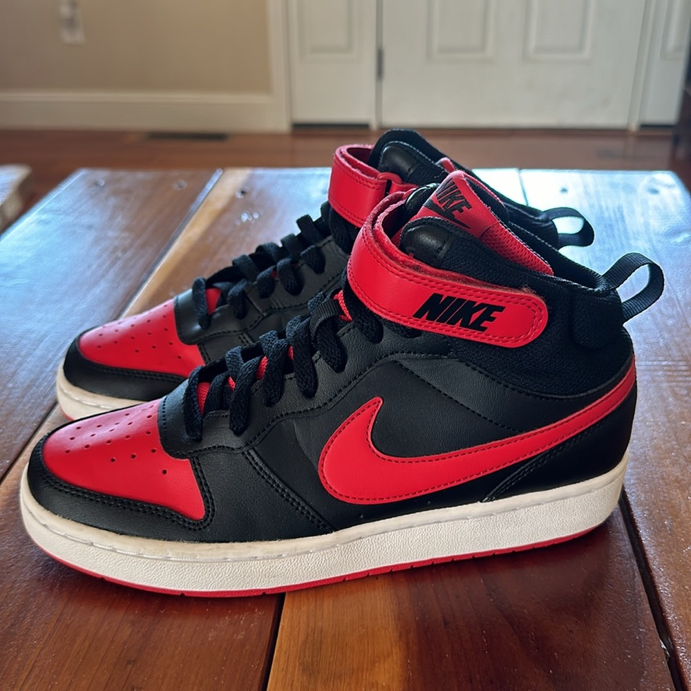 Like New NIKE Court Borough Mid 2 Big Kids’ 7 youth, basketball, sneakers